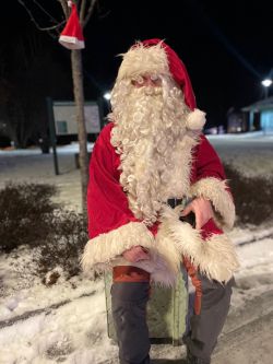 Hammarstrands tomte sitter på sin säck. 